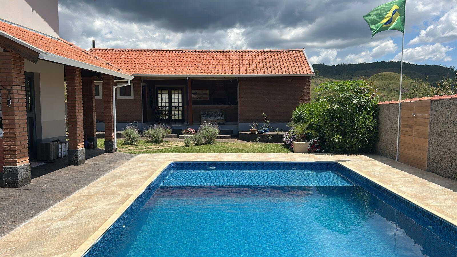 Casa à venda com 2 quartos, 195m² - Foto 1